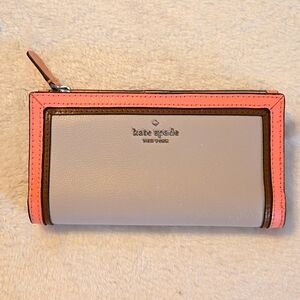 EUC Kate Spade New York Braylon Patterson Drive Leather Bifold Beige Multicolor
